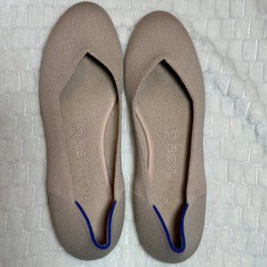 Rothys ‘the flat’ in ecru color